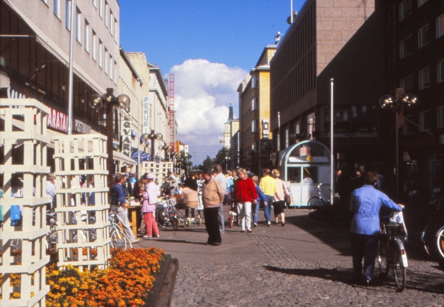 Kukkakadut olivat Rotuaarin alkuvaiheen tavaramerkki. Kuva Mauri Myllylä 1988